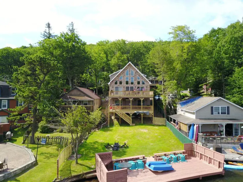 Nouveau! Propriété de 4000 pieds carrés au bord du lac avec quai privé à quelques pas des bars / restaurants - Image 1