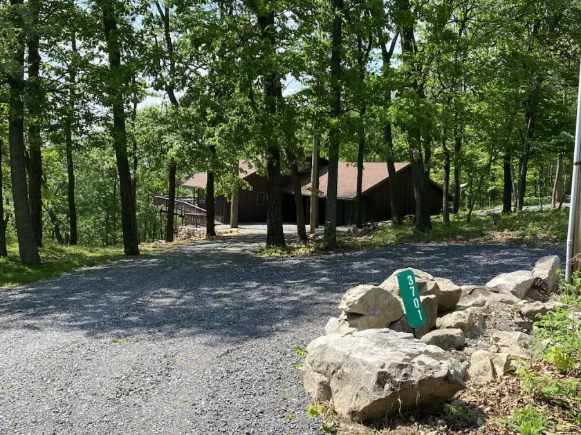 Secluded/Spacious Cabin with 5 BR, 5 min to resort \"New Kitchen coming 2026!!\" - Image 1