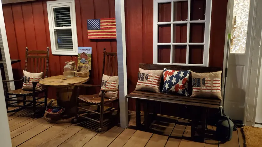 Farmhouse Cabin In The Country - Image 1