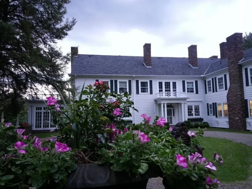 Ferie som Gatsby på denne historiske 500-acre Fairy Tale Estate - Image 1