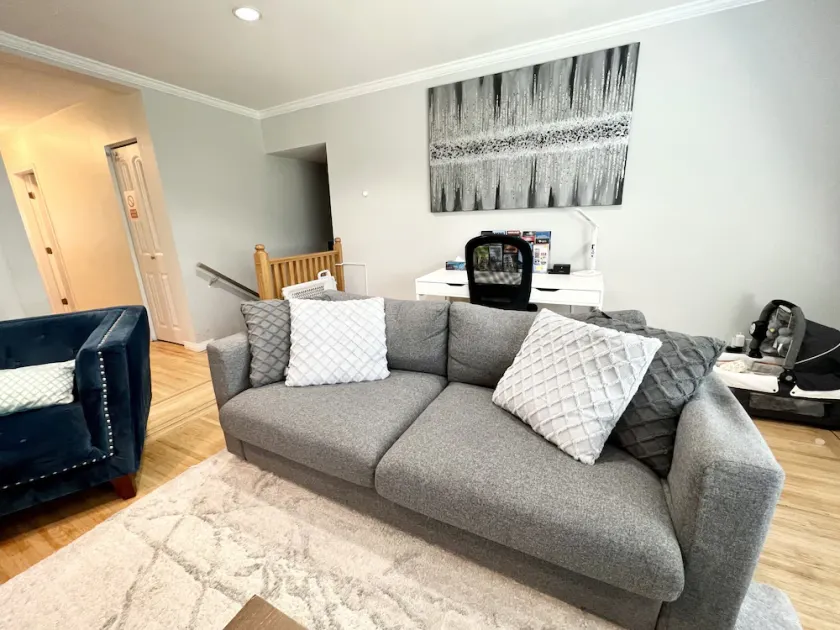 💥💎3 bedrooms 1.5 baths near Downtown W/ AC 2 car parking. 1204 sq ft / 111 sq m - Image 1