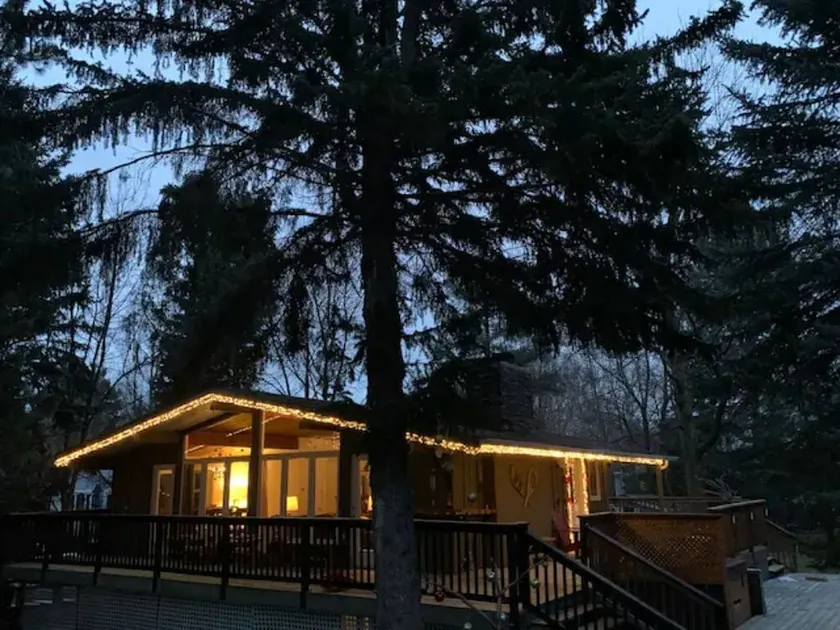 Cozy chalet w/heated pool, hot tub, sauna 3 min dr. to the Blue Mountain village - Image 1