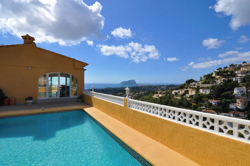 Villa avec piscine privée et vue panoramique sur la mer - Image 1