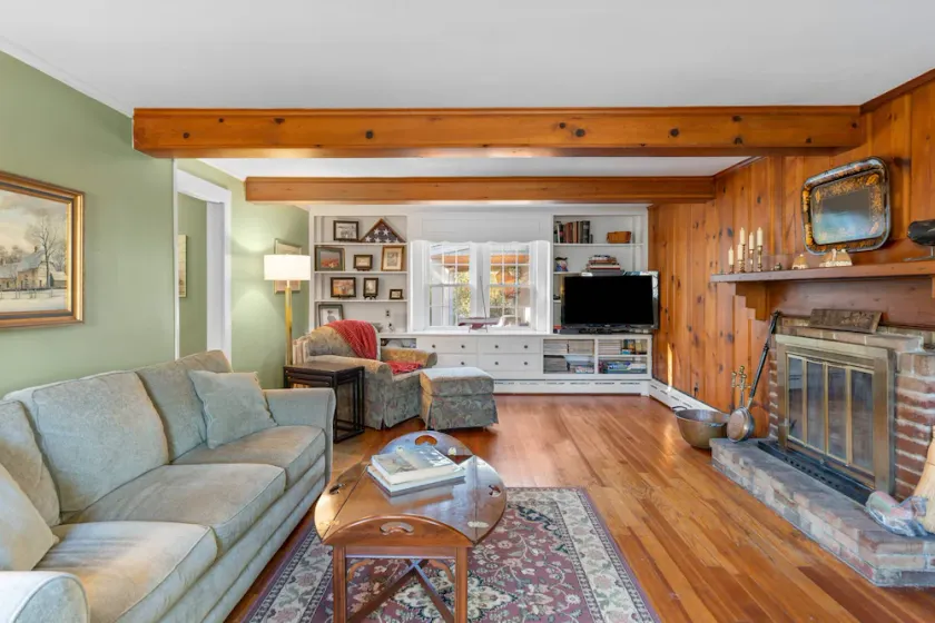 Falmouth Spacious Family Home with fireplace - Image 1