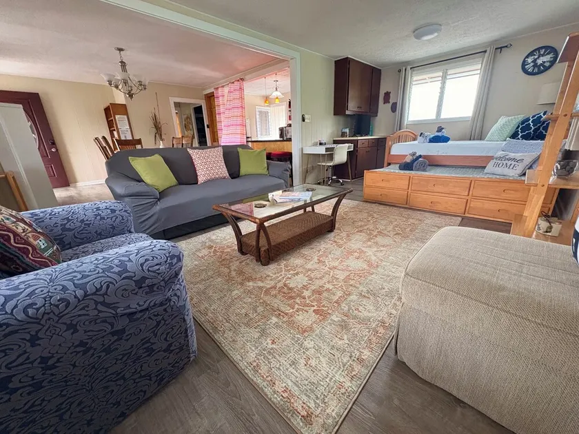 2 bedroom spacious house (upstairs unit) in the heart of Hilo town - Image 1