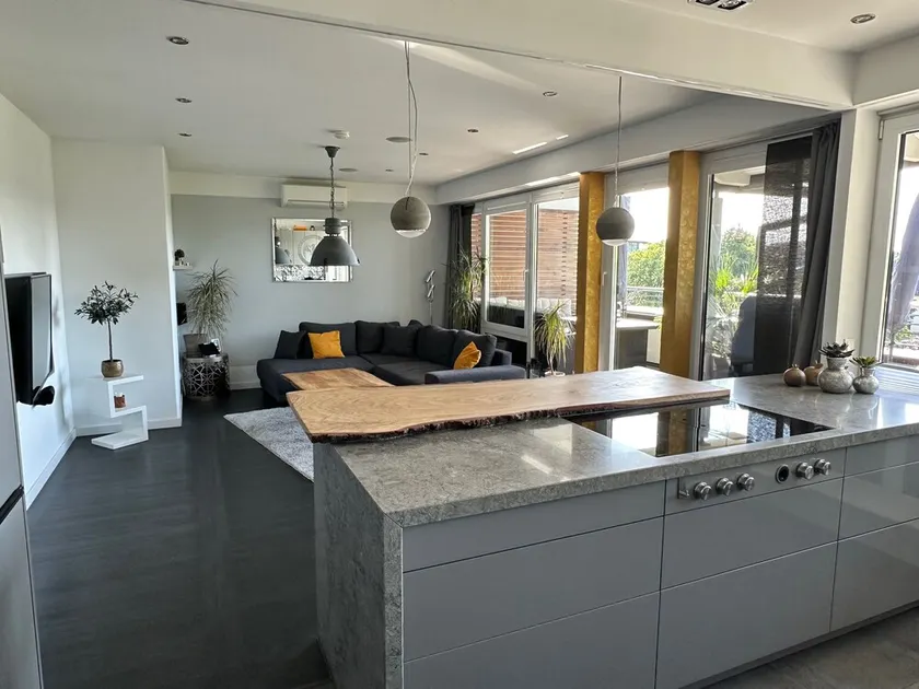 Luxurious, modern loft with jacuzzi, kitchen & air conditioning - Image 1