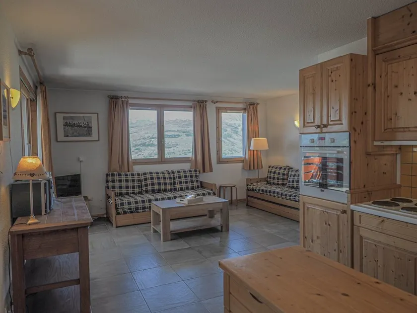 Light, bright 2 bed apartment for 6 people with lovely views and close to lifts - Image 1
