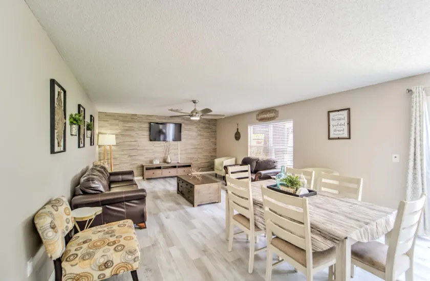 Spacious Estate Home with large Pool and Jacuzzi, Near Beaches, Springs & Tampa - Image 1