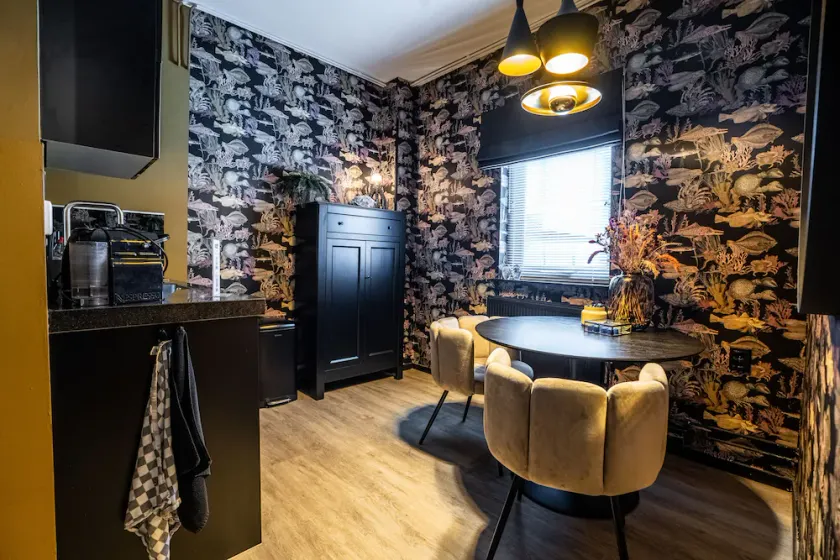 Cosy Aquarium for a couple or friends - Image 1