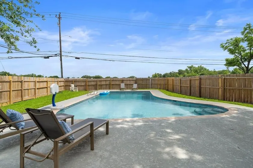 Poolside Paradise: Arcade & Firepit Fun - Image 1