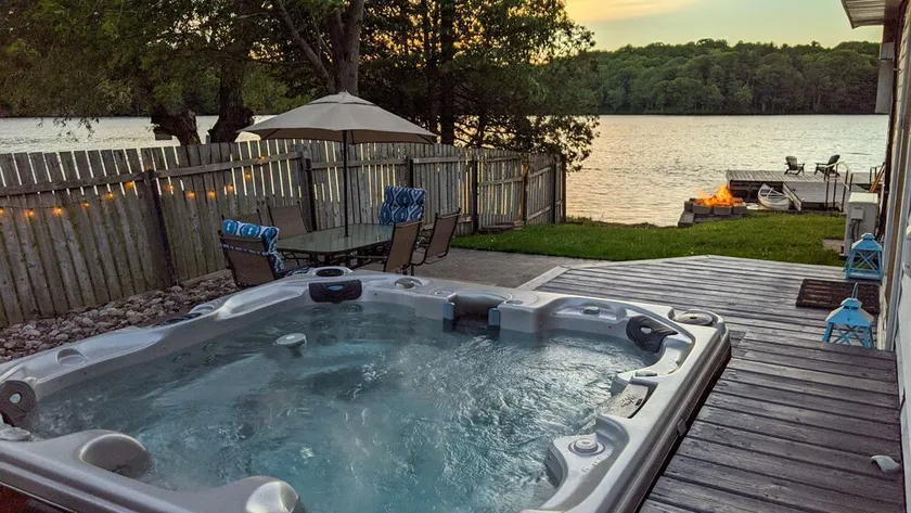 Serene Lakefront Retreat with Hot Tub - Image 1