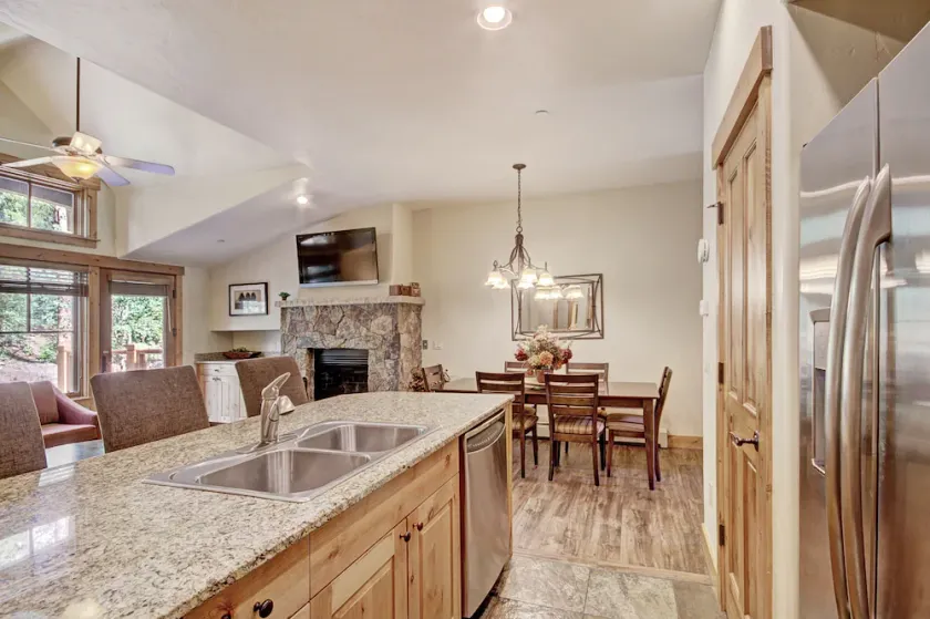 Rocky Mountain Luxury - Large Ski-in Winter Townhome 6ppl 2 Bedroom Townhouse by RedAwning - Image 1