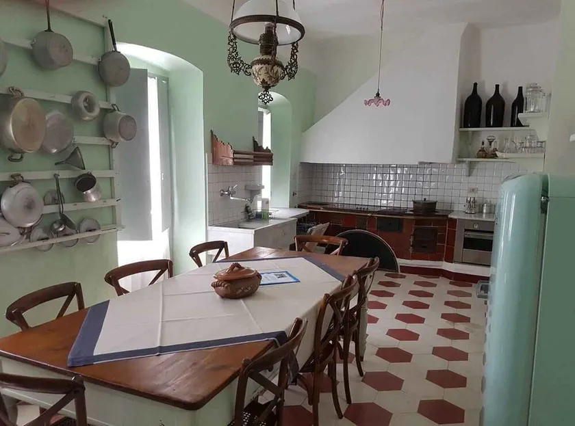 Holiday apartment in the medieval village of Finale Ligure - Image 1