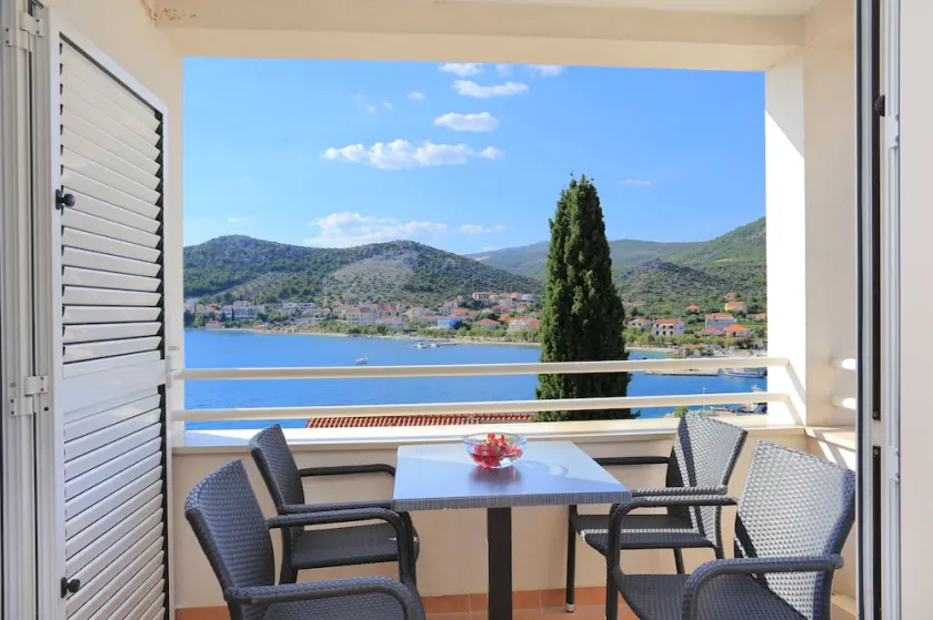 2-Zimmer-Ferienwohnung am Strand Seget Vranjica, Trogir (A-13771-b) - Image 1