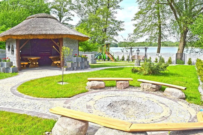Large house with private garden, right on the lake - Image 1