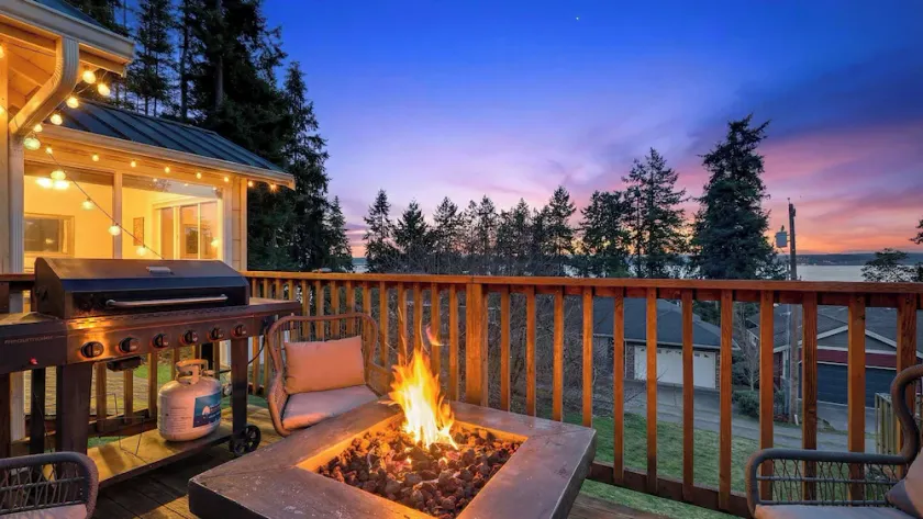 Cozy Whidbey Island Home Near Langley Waterfront & Dining Tideview by Avantstay - Image 1