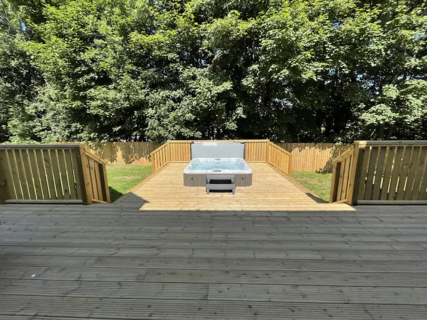 Luxury 6 bed home with hot tub - Image 1