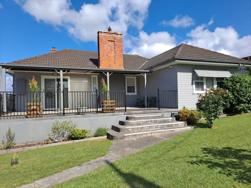 Orbost Victoria. Cosy family home, walking distance to shops and cafes. - Image 1