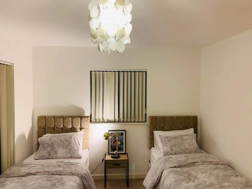 Green Lantern, Private En-suite Double Room, Garden and Free Parking - Image 1