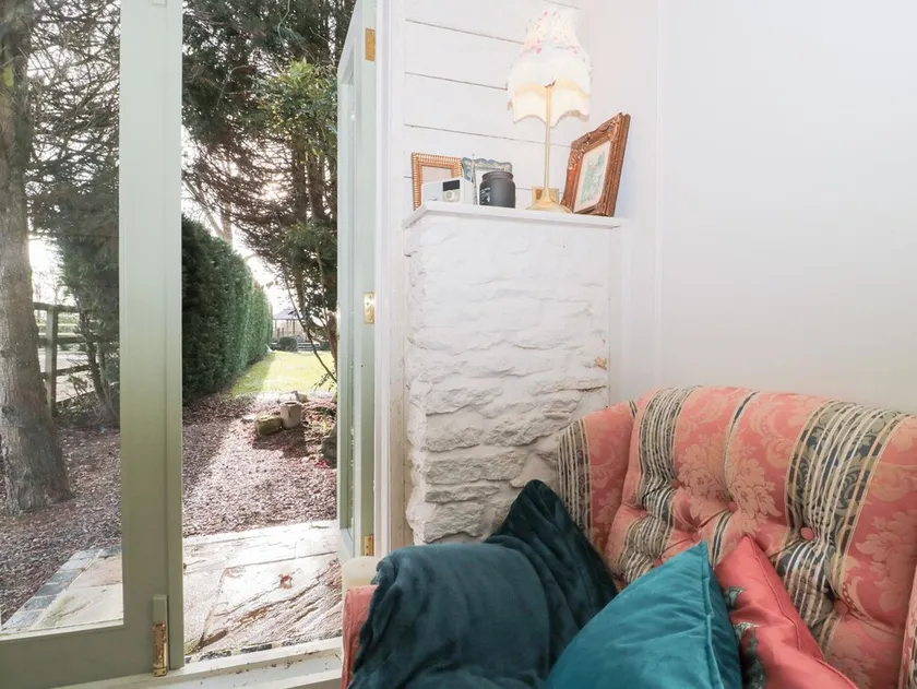 Shades Farm Summerhouse - Image 1