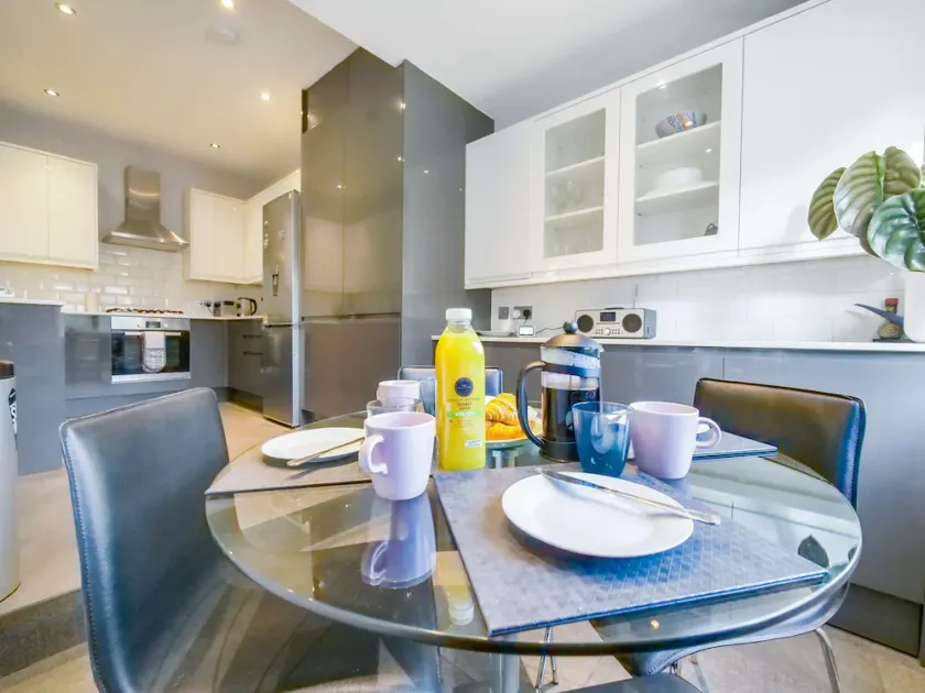 Modern Finchley Apartment with Garden - Image 1