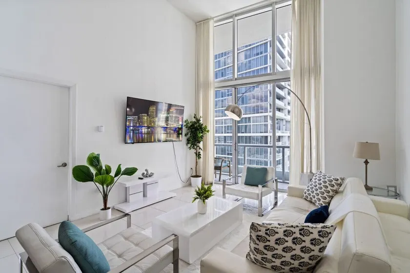 Icon 1 Bed With Water Views 16 ft Ceilings and Free Spa Access - Image 1
