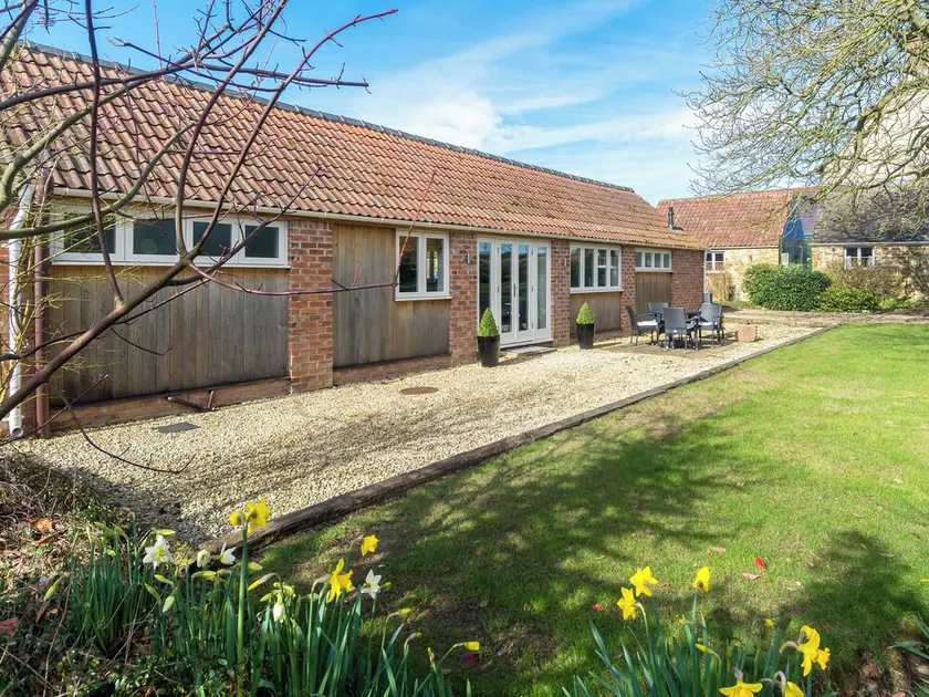 2 bedroom accommodation in Cam, near Dursley - Image 1