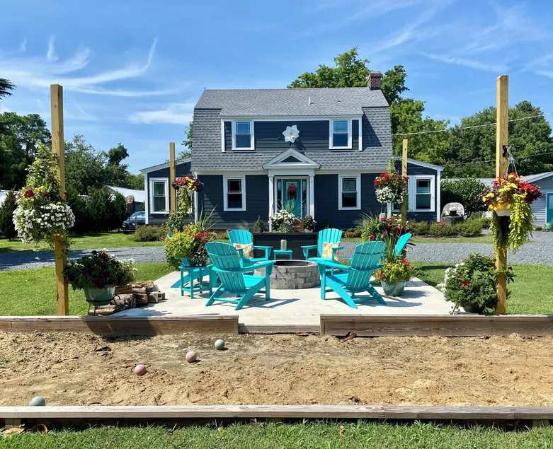 Minutes to the BEACH! Boat friendly, fire pit, bocci & large yard for famly fun! - Image 1