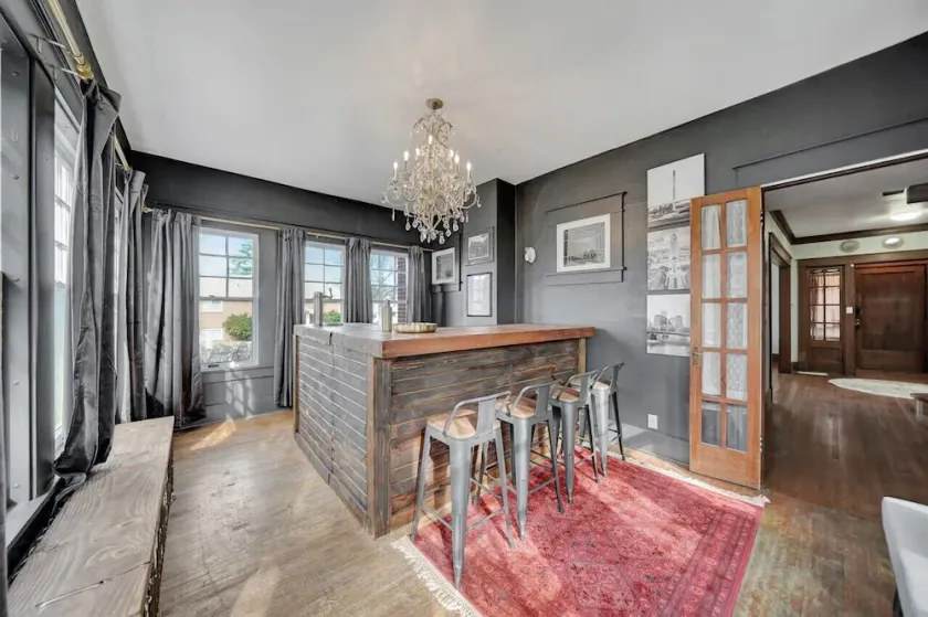 🍸🫒HUGE Luxurious 6BR+ Historic Gem by UNL Huskers: VRBO Lincoln NE - Pe... - Image 1
