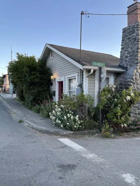 Mary's Place is a historic cottage with private garden in the center of town. - Image 1