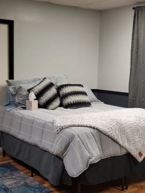 Cozy downtown corporate studio fully furnished - Image 1