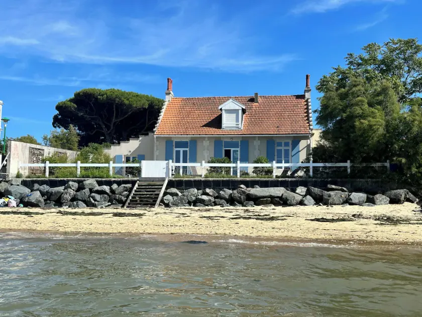 Splendid waterfront Villa with  stunning view over the ocean - Image 1