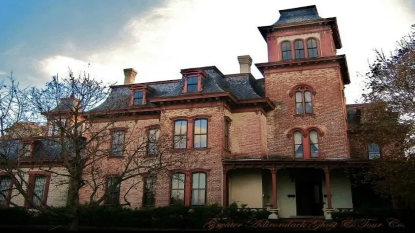 Enormous room in a Gorgeous Historic Mansion - Image 1