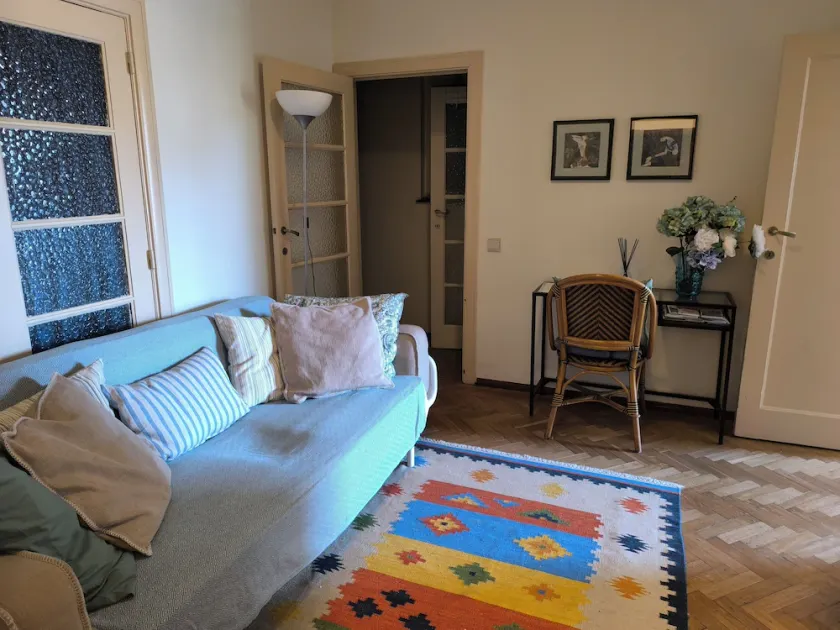 Newly Renovated Apartment - Image 1