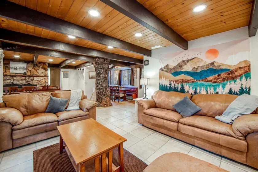 Centrally located & Family Friendly Wonder Lodge 3bd/3bth sleeps 10 - Image 1