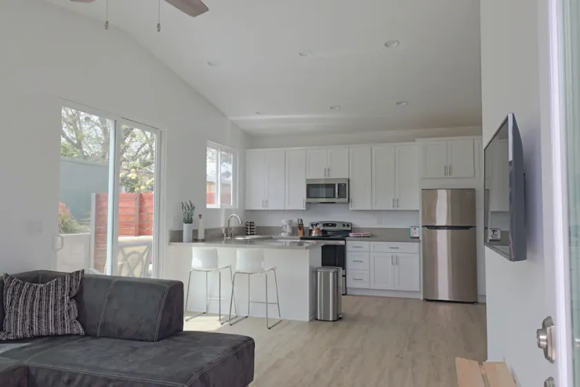 2Bed 1Ba Brand New Guesthouse Private Parking - Image 1