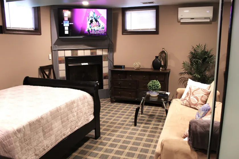 Comfortable private unit with hot tub and free parking - Image 1