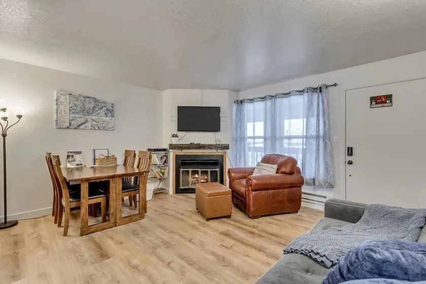 Charming condo w/ king bed, hot tub, pool, minutes away from world class skiing - Image 1