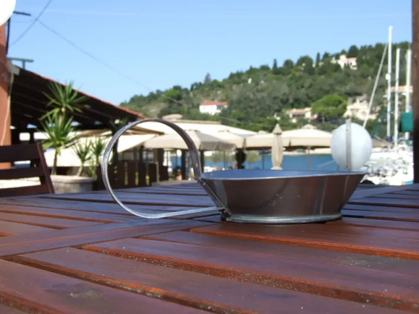 Une belle maison en pierre en bord de mer avec une grande cour et jardin à Lakka Paxos. - Image 1