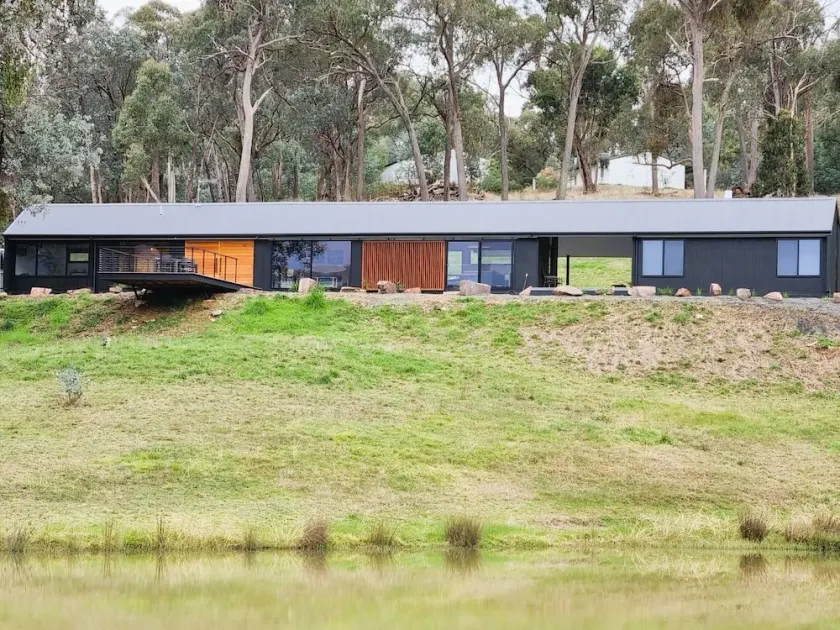 Superb 3 bedroom villa overlooking dam and close to lake. - Image 1