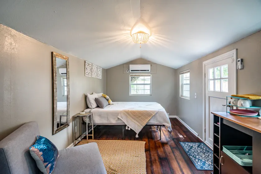 Tiny house in Bishop Arts! - Image 1