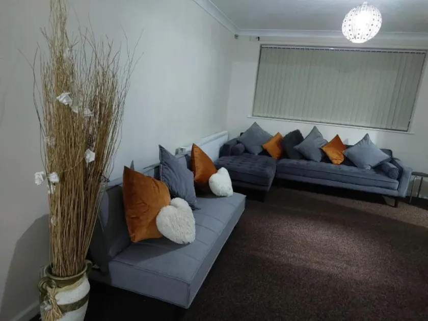 3 Bed House - Sleeps 6 - Parking - Wifi - Image 1