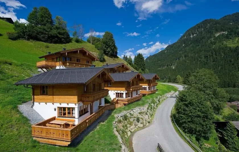 ¡Con mucho amor construyó chalets en una ubicación privilegiada! - Image 1