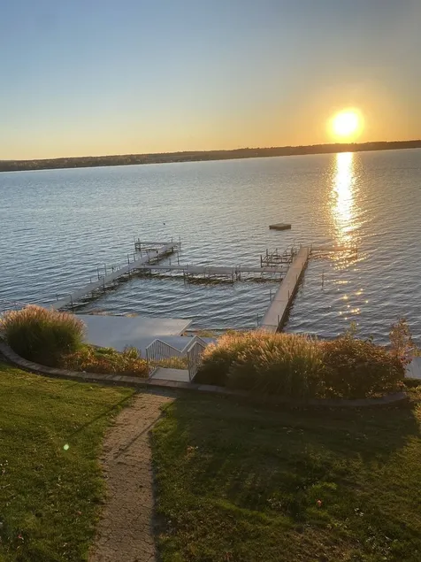 Waterfront Cottage mit Zugang zum Dock und schöner Aussicht von einem großen Deck - Image 1