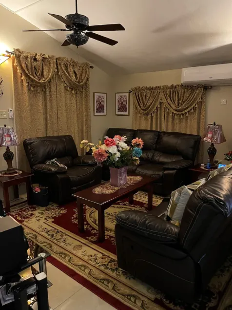 Luxury Manor 2 Bedroom /1 Bathroom House w/electric fireplace, - Image 1