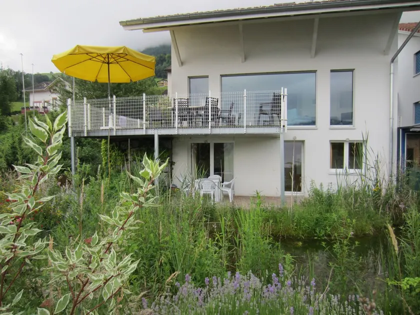 Lägenhet i en villa med fantastisk utsikt över sjön och bergen - Image 1