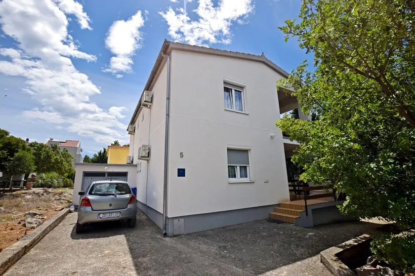 Spacious accommodation for 4-5 people in a quiet location - Image 1