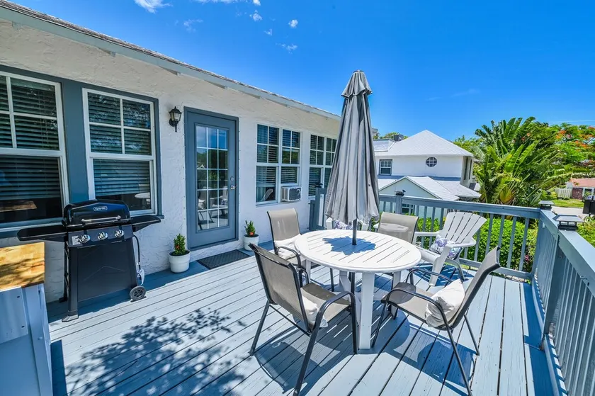 Pineapple Upper Deck Guesthouse Near Beaches/Shopping/Dining, Ballparks&Downtwn! - Image 1