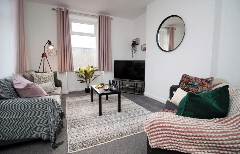 Kingsway House - WIFI - Parking - Spacious 4 Bed - Image 1