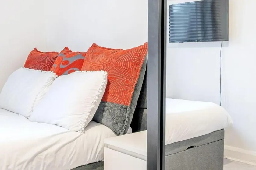 Luxury Central London Balcony 1-Bed Apt w Parking - Image 1